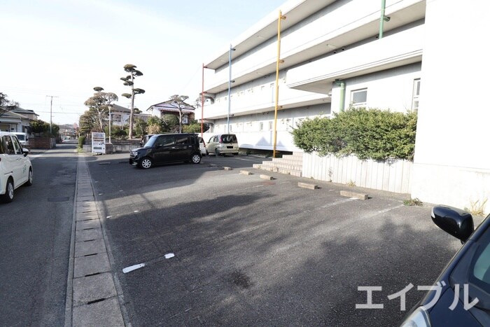物件外観写真3　(駐車場)