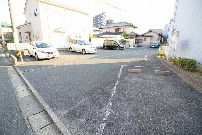 物件外観写真2　(駐車場)