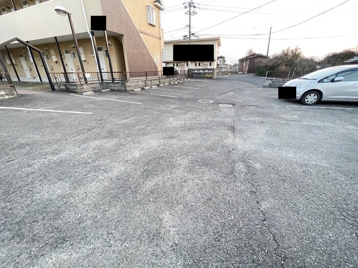 物件外観写真2　(駐車場)