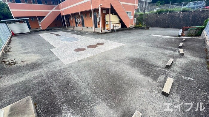 物件外観写真2　(駐車場)