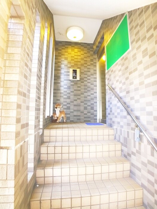 物件外観写真3　(エントランス部分)