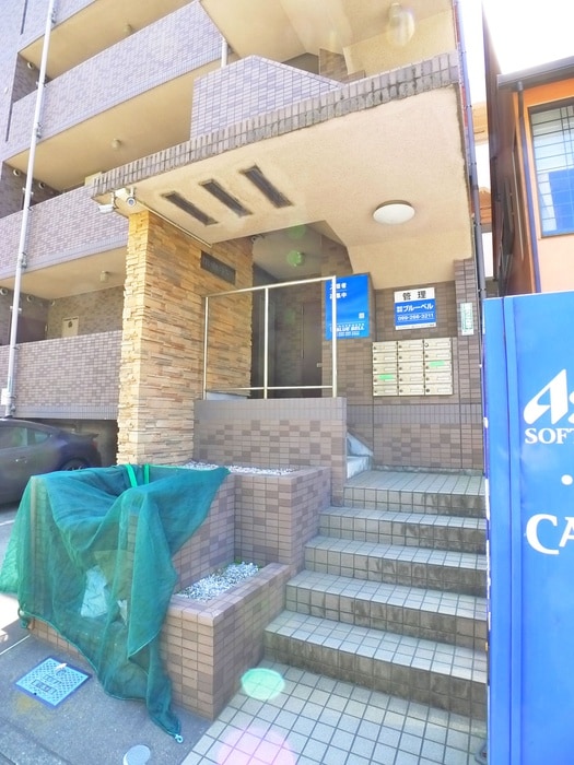 物件外観写真2　(エントランス部分)