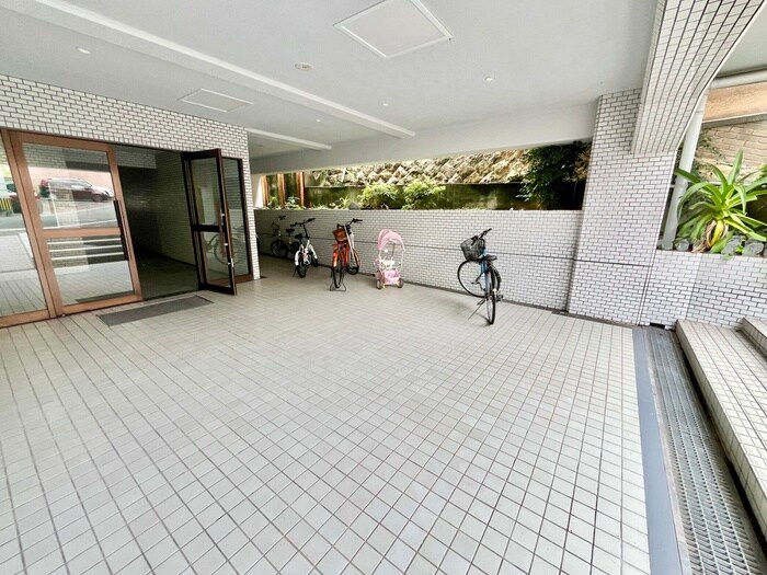 物件外観写真2　(エントランス部分)