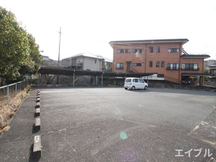 物件外観写真2　(駐車場)