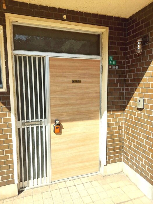 物件内観写真4　(玄関)