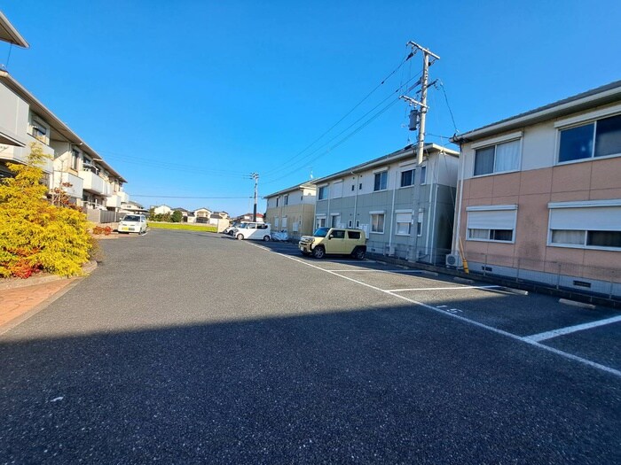 物件外観写真2　(駐車場)