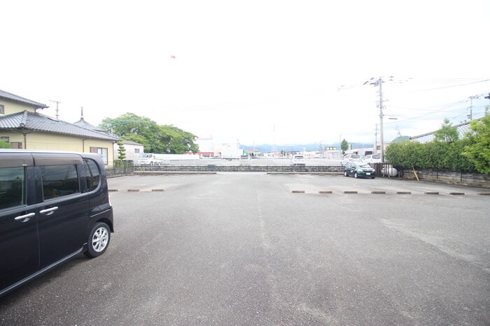 物件外観写真3　(駐車場)