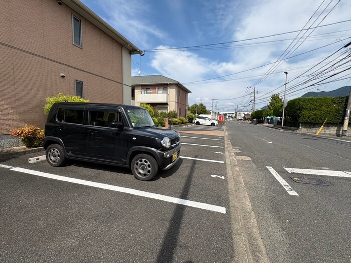 物件外観写真5　(駐車場)