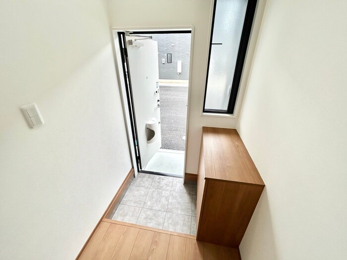 物件内観写真10　(玄関)