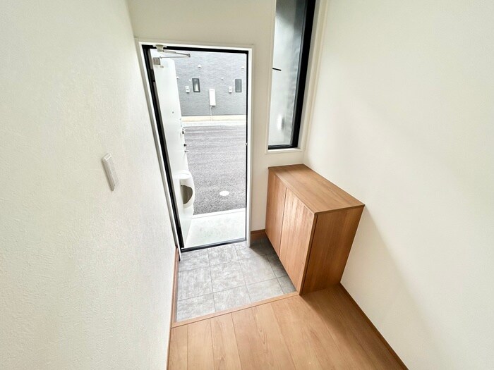物件内観写真10　(玄関)