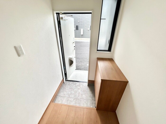 物件内観写真10　(玄関)