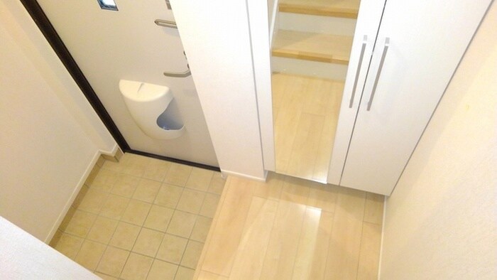 物件内観写真6　(玄関)