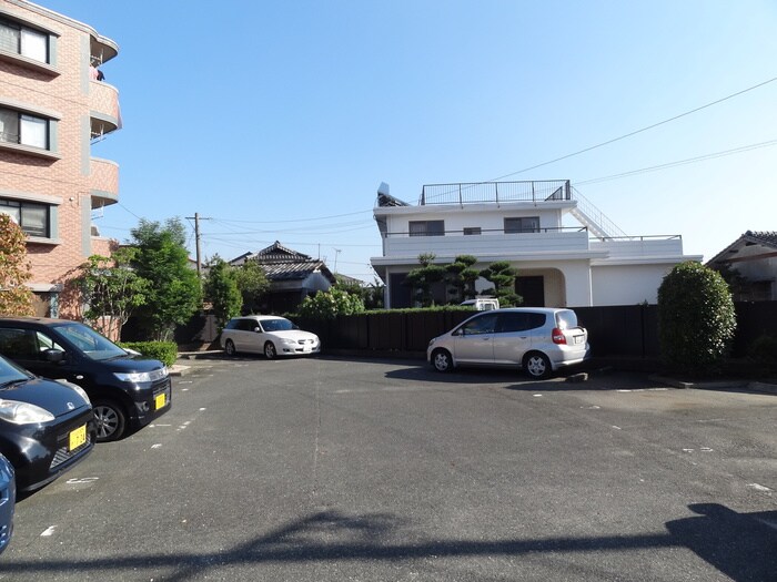 物件外観写真2　(駐車場)