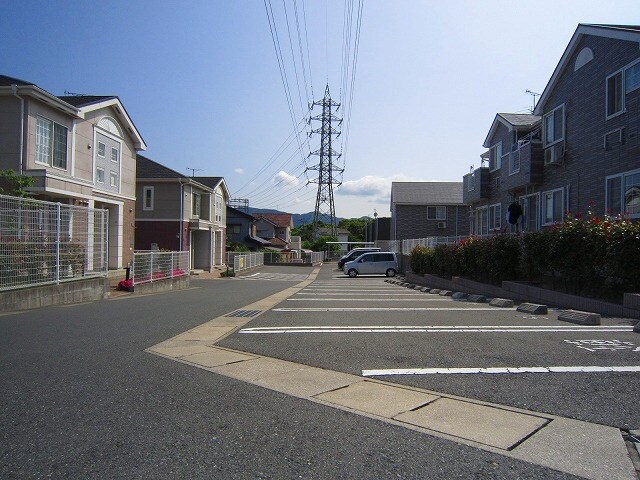 物件外観写真2　(駐車場)