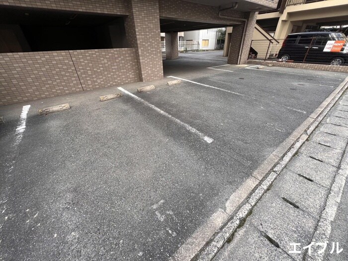 物件外観写真2　(駐車場)