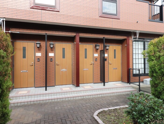 物件外観写真6　(エントランス部分)