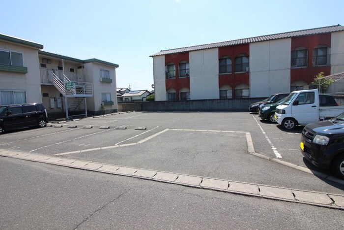 物件外観写真2　(駐車場)
