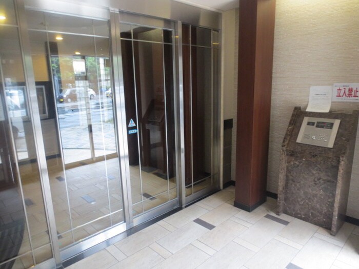 物件外観写真3　(エントランス部分)