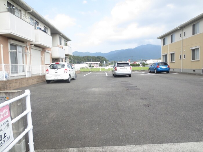 物件外観写真2　(駐車場)