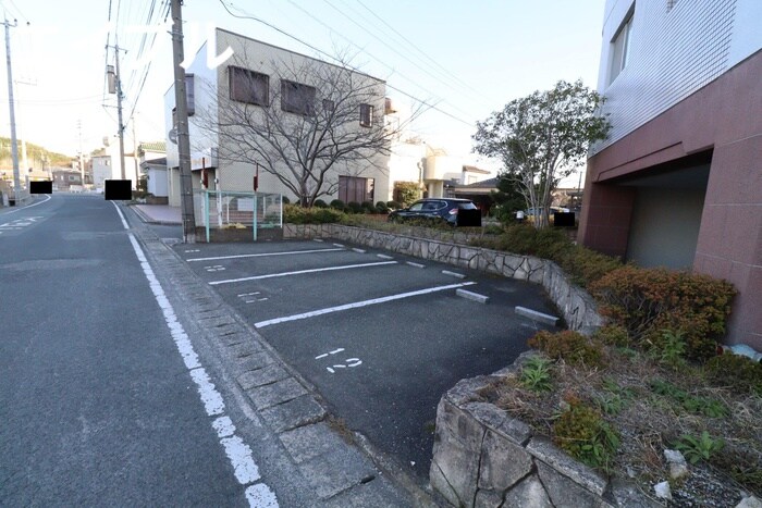 物件外観写真6　(駐車場)