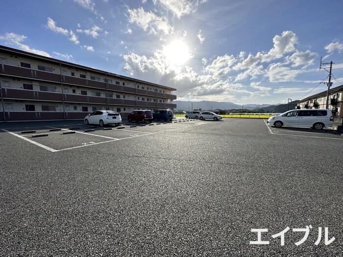 物件外観写真2　(駐車場)