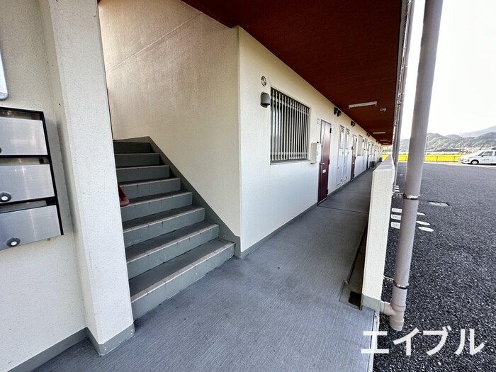 物件外観写真6　(エントランス部分)