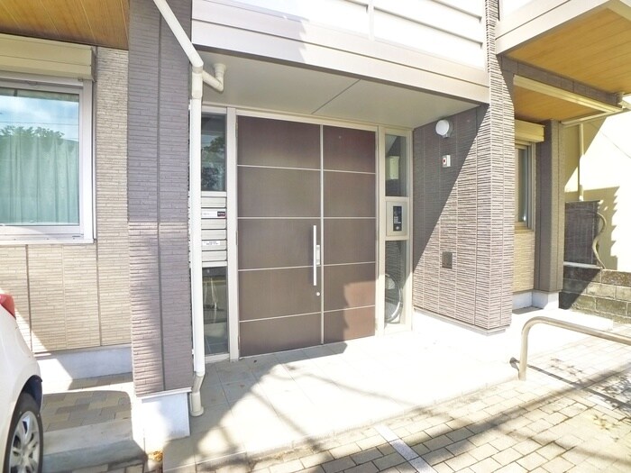 物件外観写真3　(エントランス部分)