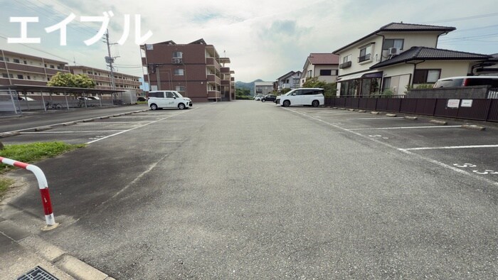 物件外観写真2　(駐車場)