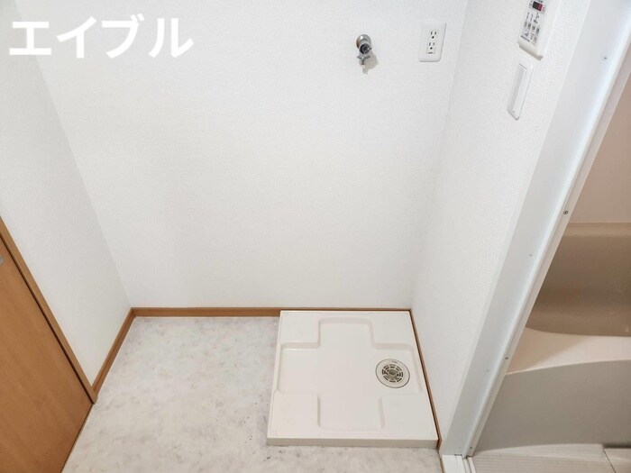 物件内観写真16　(洗濯機置場)