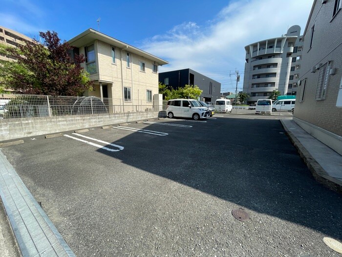 物件外観写真2　(駐車場)