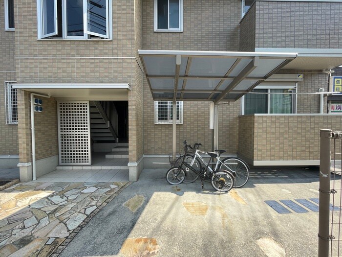 物件外観写真3　(駐輪場)