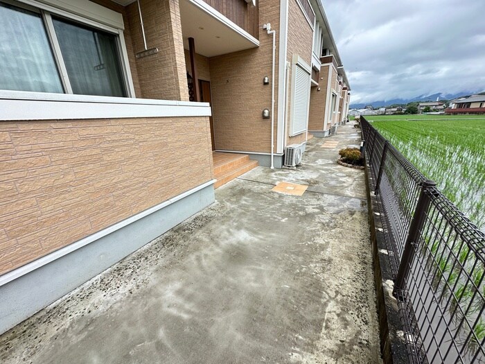 物件外観写真4　(エントランス部分)