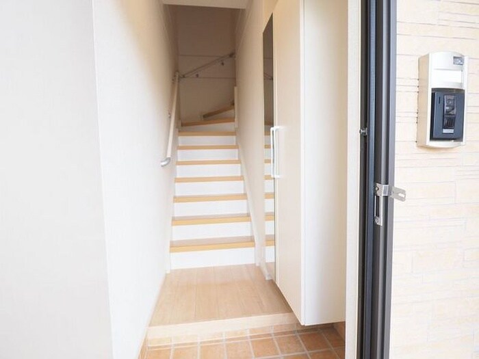 物件内観写真14　(玄関)