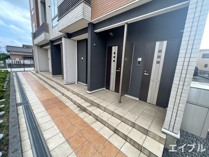 物件外観写真6　(エントランス部分)