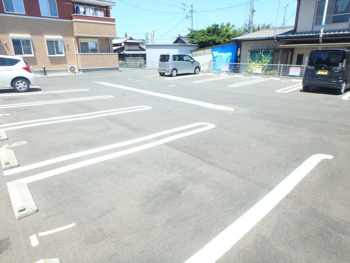 物件外観写真2　(駐車場)