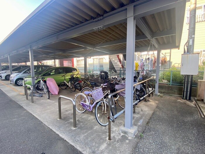 物件外観写真3　(駐輪場)