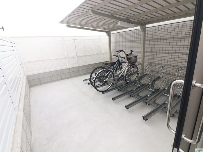 物件外観写真4　(駐輪場)