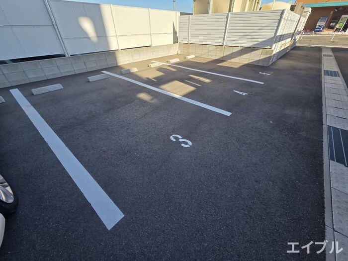 物件外観写真6　(駐車場)