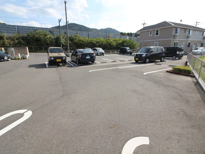 物件外観写真3　(駐車場)