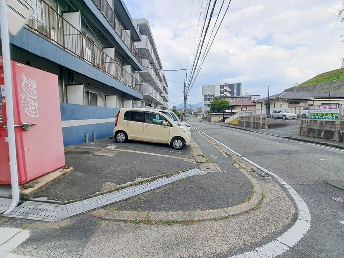 物件外観写真2　(駐車場)