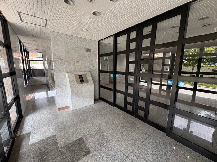 物件外観写真4　(エントランス部分)