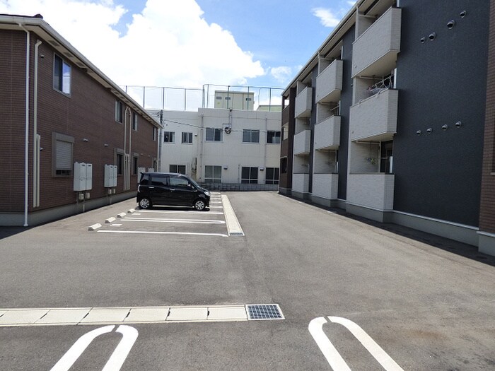物件外観写真3　(駐車場)