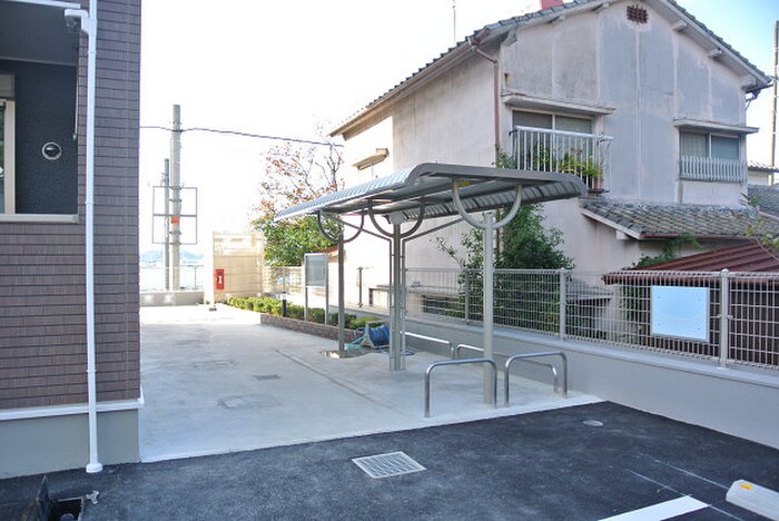 物件外観写真4　(バイク置き場)