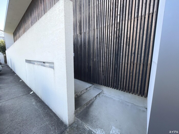 物件外観写真2　(エントランス部分)