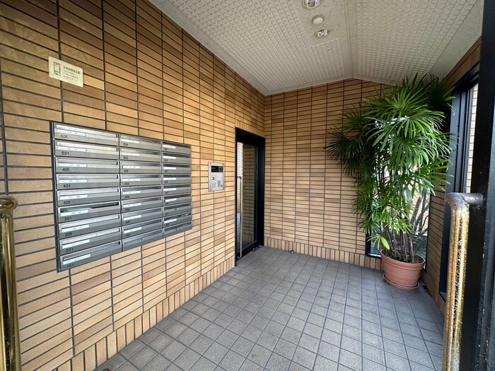 物件外観写真2　(エントランス部分)