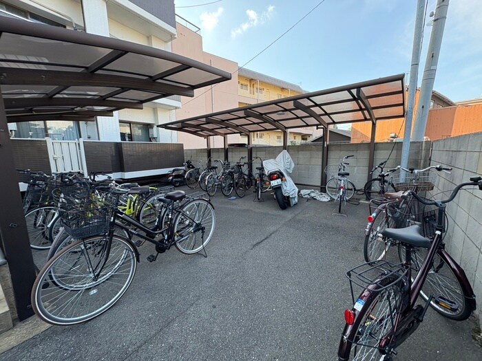 物件外観写真2　(駐輪場)