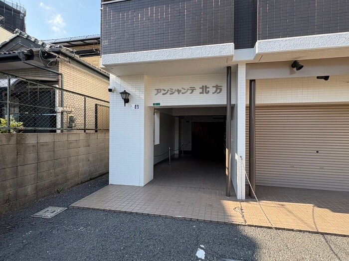 物件外観写真5　(エントランス部分)