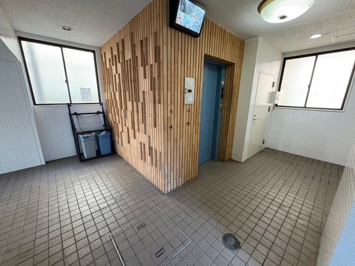 物件外観写真6　(エントランス部分)