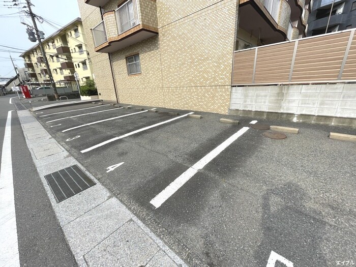 物件外観写真3　(駐車場)