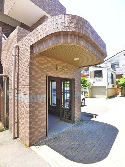 物件外観写真2　(エントランス部分)